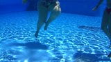 Belles jambes dans la piscine snapshot 3