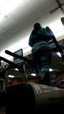 Mông khổng lồ trong màu xanh lá cây leggings trên máy chạy bộ (xem trước) snapshot 1