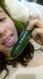 chica selfie se mete el pepino para el novio snapshot 2