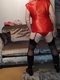 Hete travestiet in sexy rode satijnen jurk en kousen snapshot 3