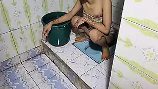 Desi Bhabhi Toilet Me Bait Kar Apane Yaar Se Chudai Ki: Amateur ...