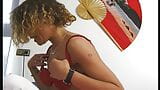 junge brunette mastubiert uns spielt mit einem vibrator an ihrer pussy rum snapshot 4
