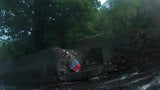 噴出する川で木材を使う5人の男 snapshot 15