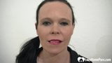 Milf befriedigt ihre enge nasse Muschi mit den Fingern snapshot 1