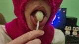 CUTE GIRL SUCANT UNE SUCETTE DOUCE! (CHUPA CHUPS)! snapshot 10