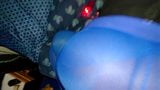 La moglie traditrice in collant blu riceve un creampie anale snapshot 7