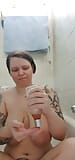 Chica sexy disfruta de la ducha matutina - coño peludo, grandes tetas naturales snapshot 5