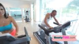 Busty latin ts menyebalkan dari instruktur gym sebelum anal ditumbuk snapshot 2