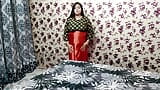 Belle Bhabhi indienne montrant de gros seins avec des discussions sales en hindi snapshot 1