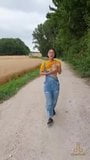 Asiatische MILF lutscht im Wald snapshot 1