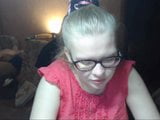 Nerdy jonge milf met pluizig poesje snapshot 2