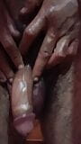Indische man van middelbare leeftijd masseert zijn penis met olie en gel snapshot 8