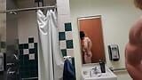 Некоторые после тренировки развлекаются в ванной в спортзале snapshot 4