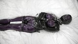 Bondage orgasmus zcela uzavřený v latexu snapshot 7