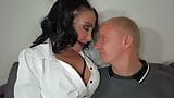 ニコール・デュパピヨン-イギリスで最長の陰唇を持つ少女がモンキーロッカーとセックス snapshot 1