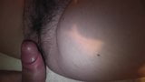 Masturbation und Abspritzen auf behaarte Muschi, Nahaufnahme snapshot 6