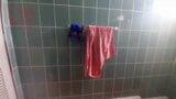 Caméra dans la salle de douche. Regina Noir, gouvernante nudiste, se lave sous la douche avec du savon, une femme de ménage nue se rase la chatte, pute nue snapshot 15