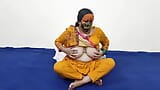 Belle Desi Punjabi Bhabhi aux gros seins naturels se masturbant par du concombre snapshot 5