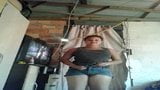 Latina, jonge, brunette en hete vrouw die zich uitkleden snapshot 2