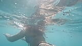 Большая попка под водой snapshot 16
