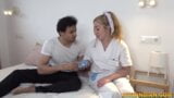 Geile indische Patientin packt und fickt MILF-Krankenschwester in ihre enge rosa Muschi snapshot 3