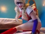 Harley Quinn speelt met een peddel snapshot 5