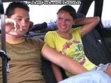 Brunette menyebalkan di dalam mobil snapshot 9