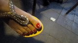 Gf visar sexiga fötter och pedicured tår i nya sandaler som retar mig snapshot 9