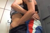 Après un entraînement intensif dans une salle de sport, deux mecs mignons baisent brutalement et extrêmement profondément snapshot 3