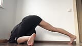 Pokazivanje joge u mokrim gaćicama u suknji snapshot 4