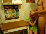 Sexo amateur teniendo a la esposa sobre la mesa del desayuno snapshot 3