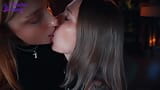 Lesbianas juegan con diferentes consoladores, dedeándose y chorros snapshot 2