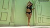 La ragazza latina con tette piccole andreina de luxe sott'acqua snapshot 2