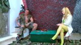 Blonďatá dívka šuká s vojákem ve svém pokoji - spravedlivý sex snapshot 1