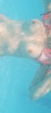 Máma ukazuje nevlastního syna ve veřejném bazénu na dovolené snapshot 5