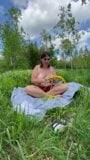 一头裸猪，在草坪上爬行，咕噜咕噜，把蒲公英放在她毛茸茸的菊花里 snapshot 1