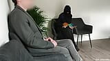 Publiczny błysk penisa na oczach arabskiej dziewczyny w poczekalni nie powiódł się, więc recepcjonistka z gorącą mamuśką musiała interweniować snapshot 2