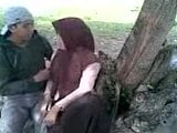 Siswi Berjilbab Asik Ciuman di Taman snapshot 11