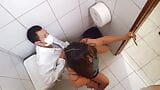 Lekarz umieszcza pielęgniarkę w łazience w biurze i rucha ją, aż jęczy z przyjemnością snapshot 12