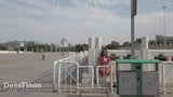 Menina chinesa caminha nua em um antigo monumento público na cidade snapshot 2