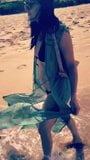 निक्की बेला और ब्री बेला मौइस में समुद्र तट पर टहलती हुई snapshot 2