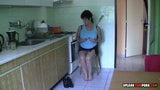 Rijpe vrouw in de keuken speelt met haar kut snapshot 3