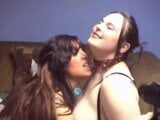 Une salope brune à forte poitrine et son amie se font baiser dans le salon snapshot 4