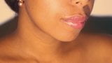 Sexy lippen die van dichtbij met haar rode lippenstift spelen snapshot 1