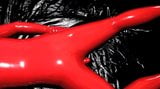 Rojo sobre negro - catsuit de goma de látex snapshot 2