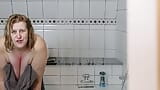 Mama vitregă matură țâțoasă se fute cu degetul la duș snapshot 15