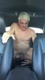 Opa stopt een grote zwarte dildo in zijn kont in de auto snapshot 10