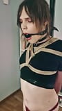 Девушка-транс KillKitty с кляпом во рту связанная вибратором и вынужденный оргазм в ее трусиках snapshot 2
