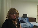 Milf transexual mostrando y tocando frente a la cámara con un vestido de satén negro, medias de red y tacones snapshot 1
