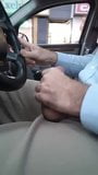 Une rouquine au ralenti exhibe sa bite dans une voiture snapshot 5